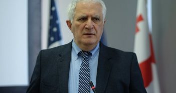 ”ინფიცირებული ადამიანი დადის ქუჩებში და ვირუსს ავრცელებს, ყველანი დარჩით სახლებში..” – ამირან გამყრელიძის საგანგებო განცხადება