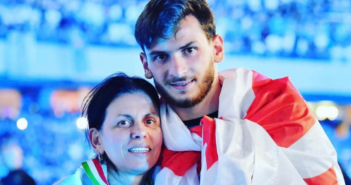“დედი გილოცავ,უფალი გფარავდეს შენ და შენს ულამაზეს ნიცას..” – ნახეთ როგორ ულოცავენ ხვიჩა კვარაცხელიას დედა, მეუღლე, ძმა და სიდედრი დაბადების დღეს